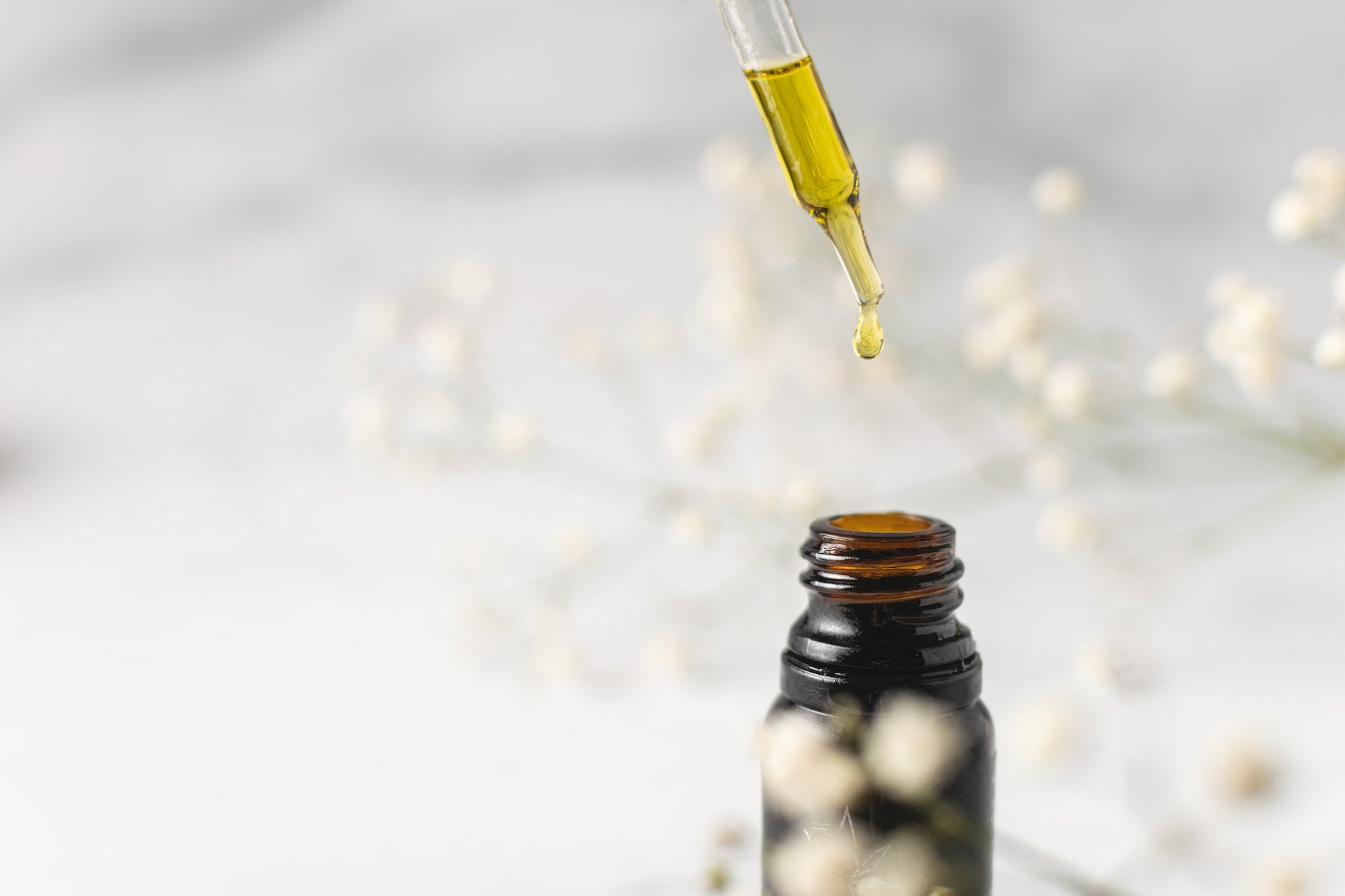 The Ultimate Guide to Essential Oils: 10 Must-Try Picks