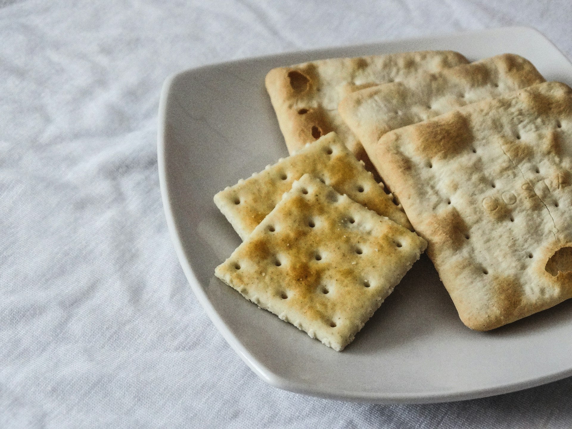 Top 10 Healthy Crackers for Snacking in 2023