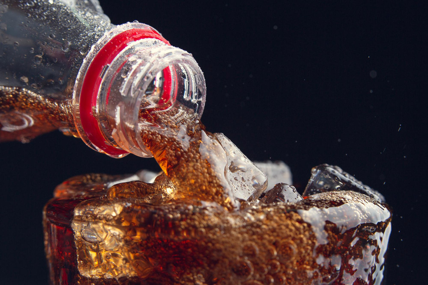 https://boxncase.com/cdn/shop/articles/serving-cola-from-bottle-glass-full-ice.jpg?v=1698424094&width=1500